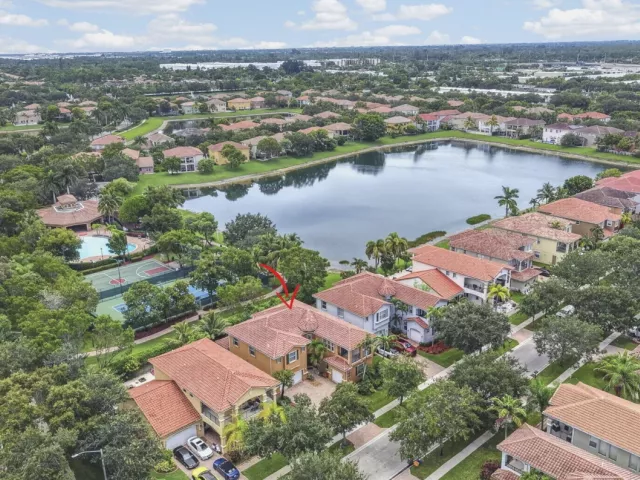 6-bedroom home for sale in West Palm Beach - 742 Cresta Circle - MondialRealty
