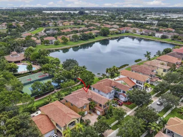 6-bedroom home for sale in West Palm Beach - 742 Cresta Circle - MondialRealty