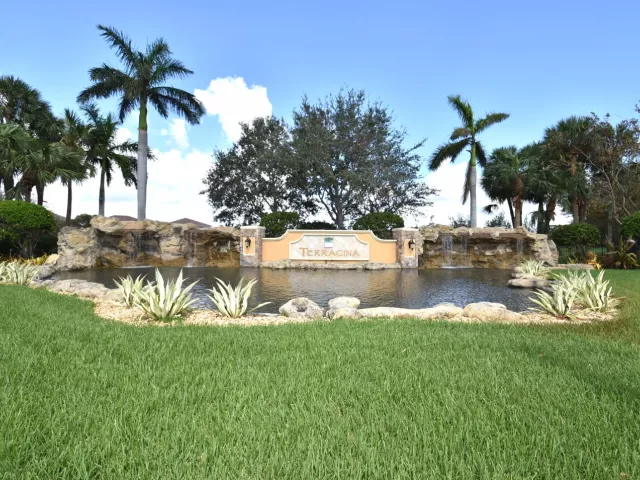 6-bedroom home for sale in West Palm Beach - 742 Cresta Circle - MondialRealty