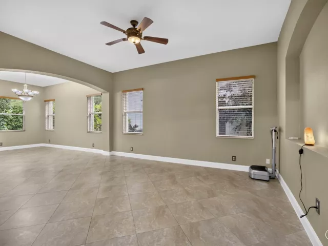 6-bedroom home for sale in West Palm Beach - 742 Cresta Circle - MondialRealty