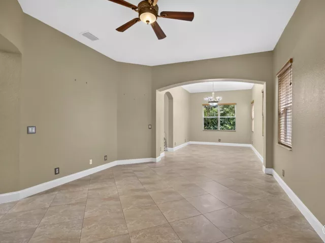 6-bedroom home for sale in West Palm Beach - 742 Cresta Circle - MondialRealty