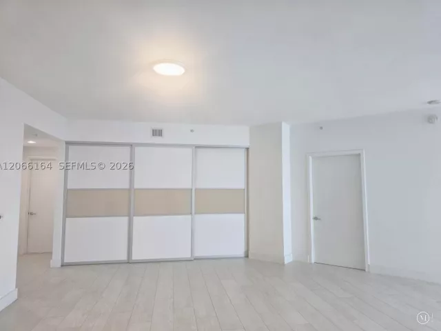 2-bedroom condo for rent in North Miami Beach - 17301 Biscayne Blvd 1004 - MondialRealty