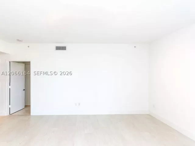 2-bedroom condo for rent in North Miami Beach - 17301 Biscayne Blvd 1004 - MondialRealty