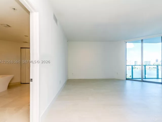 2-bedroom condo for rent in North Miami Beach - 17301 Biscayne Blvd 1004 - MondialRealty