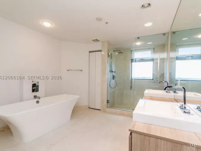 2-bedroom condo for rent in North Miami Beach - 17301 Biscayne Blvd 1004 - MondialRealty