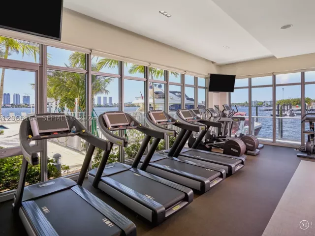 2-bedroom condo for rent in North Miami Beach - 17301 Biscayne Blvd 1004 - MondialRealty