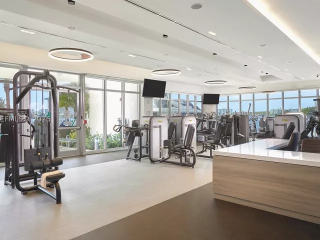 2-bedroom condo for rent in North Miami Beach - 17301 Biscayne Blvd 1004 - MondialRealty