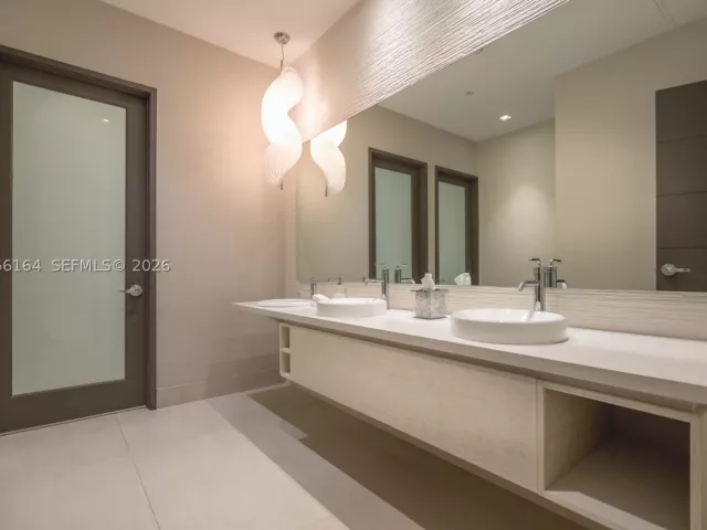 2-bedroom condo for rent in North Miami Beach - 17301 Biscayne Blvd 1004 - MondialRealty
