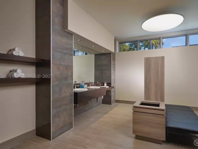 2-bedroom condo for rent in North Miami Beach - 17301 Biscayne Blvd 1004 - MondialRealty