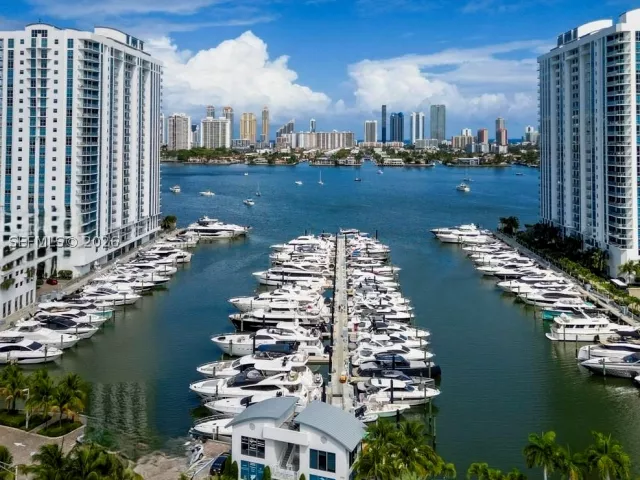 2-bedroom condo for rent in North Miami Beach - 17301 Biscayne Blvd 1004 - MondialRealty