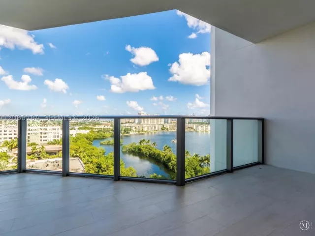 2-bedroom condo for rent in North Miami Beach - 17301 Biscayne Blvd 1004 - MondialRealty