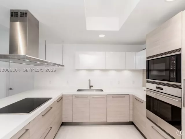 2-bedroom condo for rent in North Miami Beach - 17301 Biscayne Blvd 1004 - MondialRealty