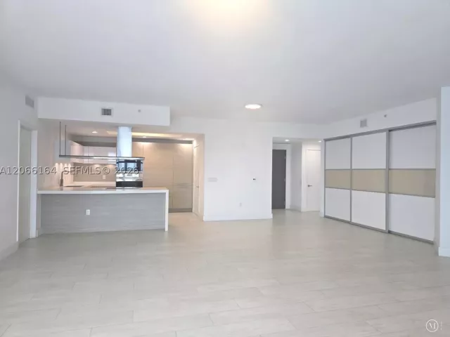 2-bedroom condo for rent in North Miami Beach - 17301 Biscayne Blvd 1004 - MondialRealty