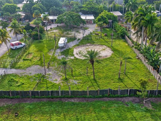 6-bedroom home for sale in Miami - 13405 SW 199th Ave - MondialRealty