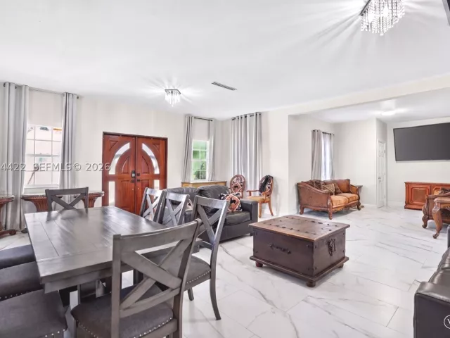 6-bedroom home for sale in Miami - 13405 SW 199th Ave - MondialRealty
