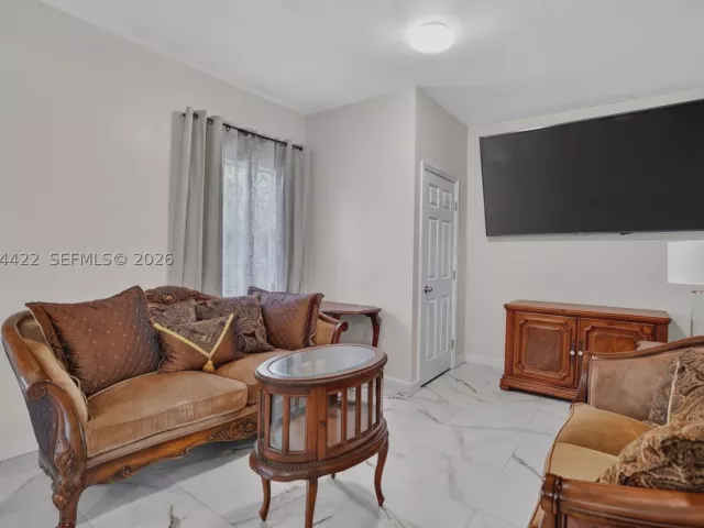 6-bedroom home for sale in Miami - 13405 SW 199th Ave - MondialRealty