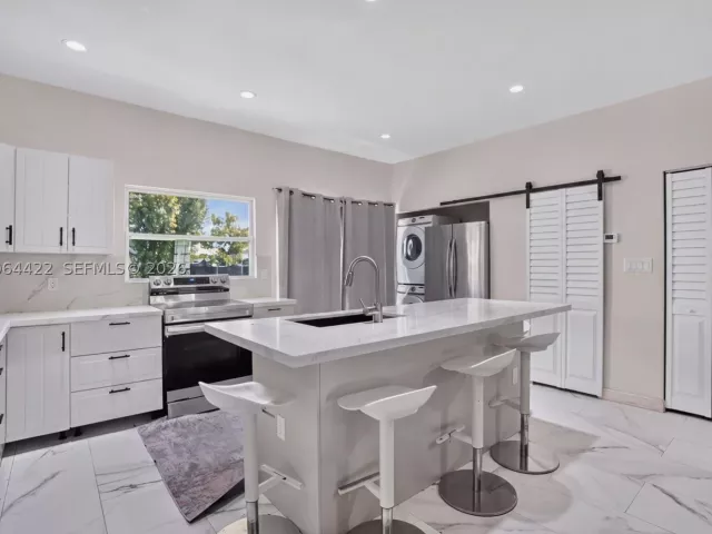 6-bedroom home for sale in Miami - 13405 SW 199th Ave - MondialRealty