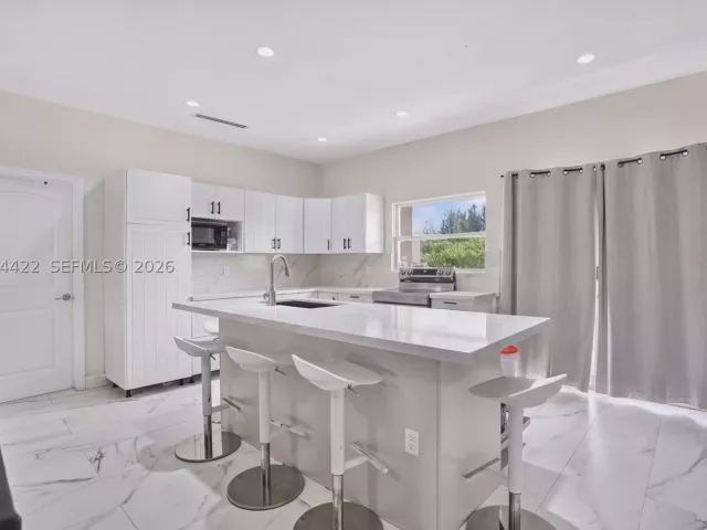 6-bedroom home for sale in Miami - 13405 SW 199th Ave - MondialRealty
