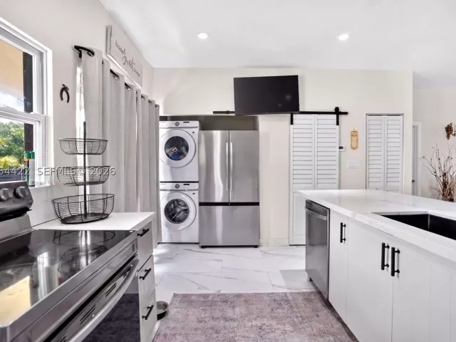 6-bedroom home for sale in Miami - 13405 SW 199th Ave - MondialRealty