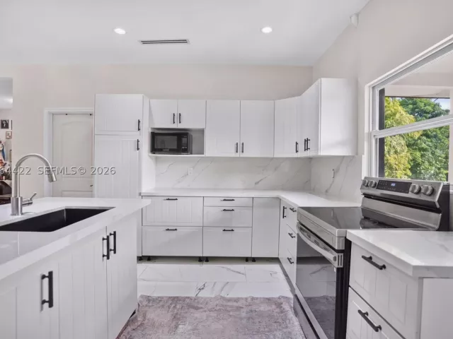 6-bedroom home for sale in Miami - 13405 SW 199th Ave - MondialRealty