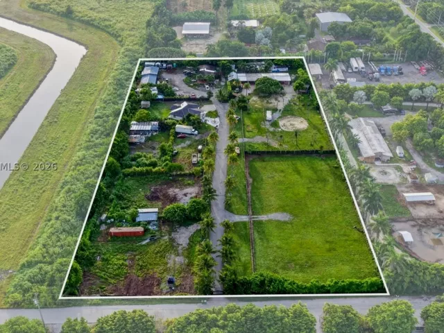 6-bedroom home for sale in Miami - 13405 SW 199th Ave - MondialRealty
