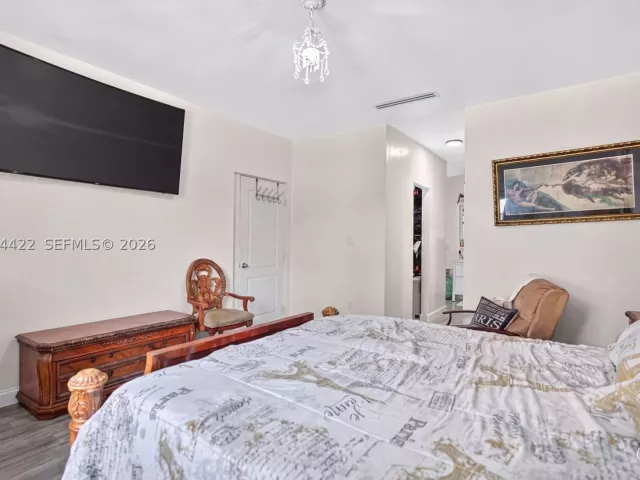 6-bedroom home for sale in Miami - 13405 SW 199th Ave - MondialRealty