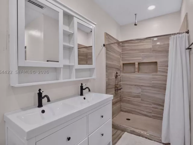 6-bedroom home for sale in Miami - 13405 SW 199th Ave - MondialRealty