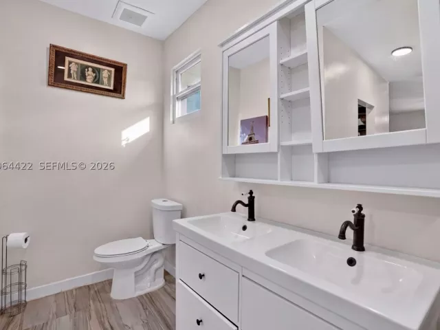 6-bedroom home for sale in Miami - 13405 SW 199th Ave - MondialRealty