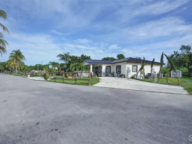 6-bedroom home for sale in Miami - 13405 SW 199th Ave - MondialRealty