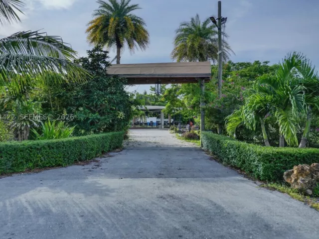 6-bedroom home for sale in Miami - 13405 SW 199th Ave - MondialRealty