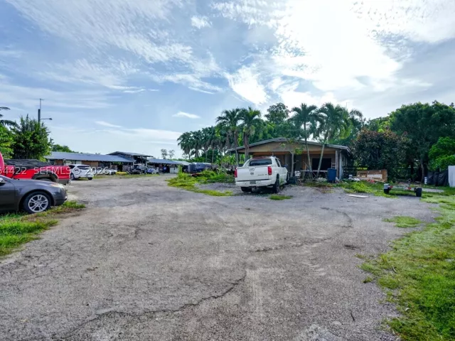 6-bedroom home for sale in Miami - 13405 SW 199th Ave - MondialRealty