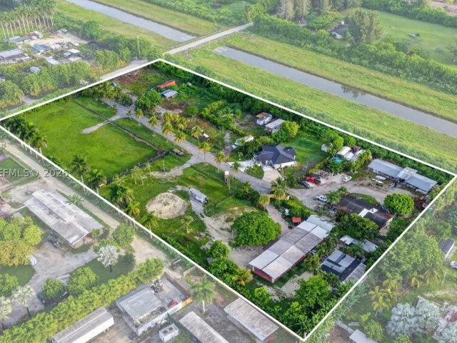 6-bedroom home for sale in Miami - 13405 SW 199th Ave - MondialRealty