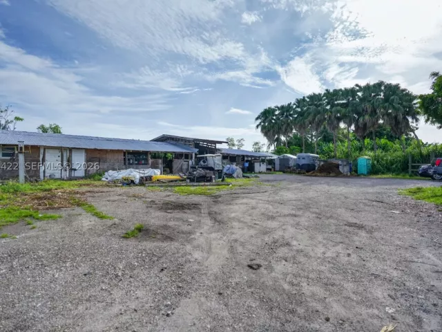 6-bedroom home for sale in Miami - 13405 SW 199th Ave - MondialRealty