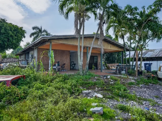 6-bedroom home for sale in Miami - 13405 SW 199th Ave - MondialRealty