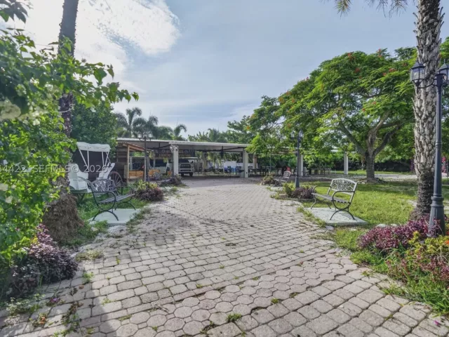 6-bedroom home for sale in Miami - 13405 SW 199th Ave - MondialRealty