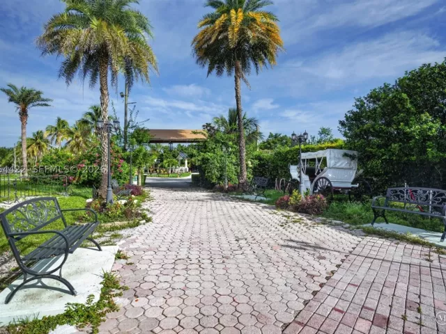 6-bedroom home for sale in Miami - 13405 SW 199th Ave - MondialRealty