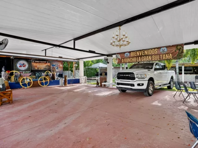 6-bedroom home for sale in Miami - 13405 SW 199th Ave - MondialRealty