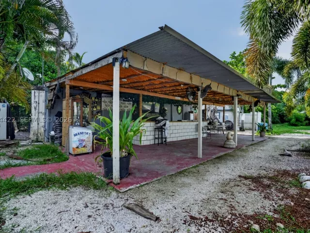 6-bedroom home for sale in Miami - 13405 SW 199th Ave - MondialRealty