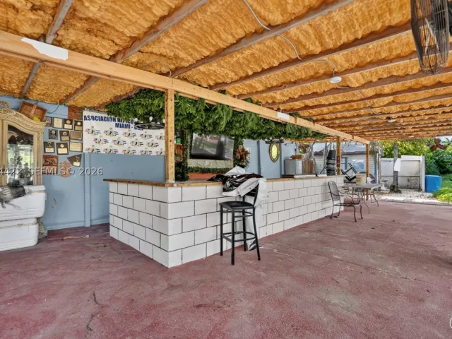 6-bedroom home for sale in Miami - 13405 SW 199th Ave - MondialRealty