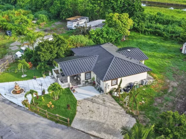 6-bedroom home for sale in Miami - 13405 SW 199th Ave - MondialRealty
