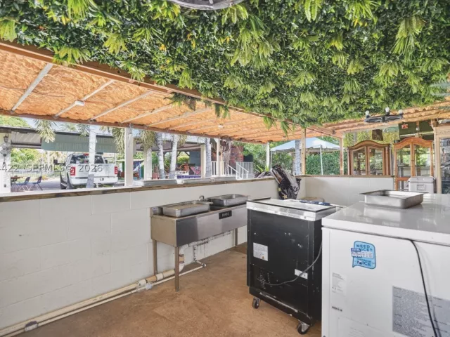6-bedroom home for sale in Miami - 13405 SW 199th Ave - MondialRealty