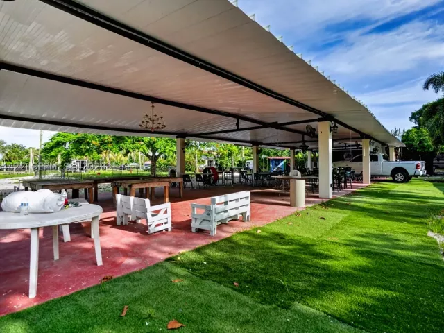 6-bedroom home for sale in Miami - 13405 SW 199th Ave - MondialRealty
