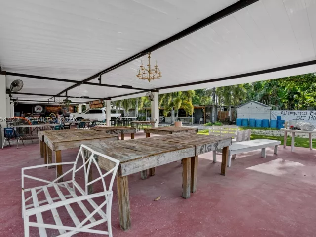 6-bedroom home for sale in Miami - 13405 SW 199th Ave - MondialRealty