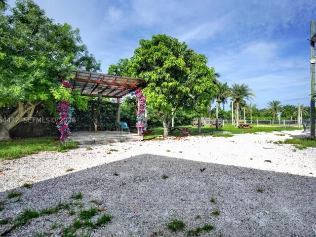 6-bedroom home for sale in Miami - 13405 SW 199th Ave - MondialRealty
