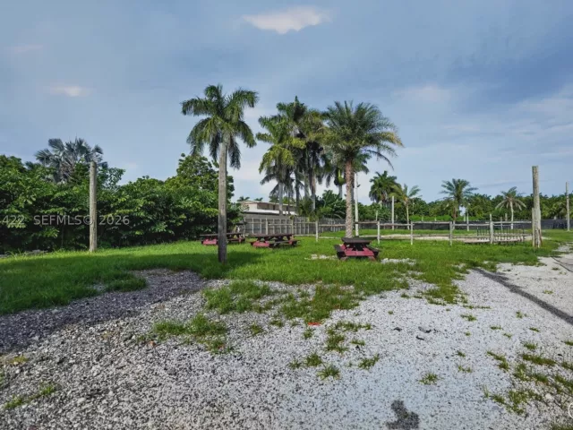 6-bedroom home for sale in Miami - 13405 SW 199th Ave - MondialRealty