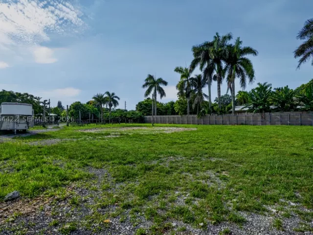 6-bedroom home for sale in Miami - 13405 SW 199th Ave - MondialRealty