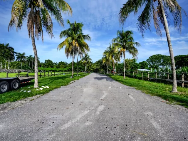6-bedroom home for sale in Miami - 13405 SW 199th Ave - MondialRealty