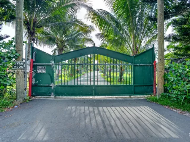 6-bedroom home for sale in Miami - 13405 SW 199th Ave - MondialRealty