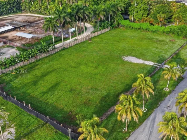 6-bedroom home for sale in Miami - 13405 SW 199th Ave - MondialRealty