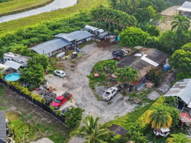 6-bedroom home for sale in Miami - 13405 SW 199th Ave - MondialRealty